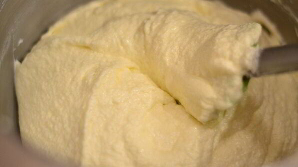 творожный кекс с изюмом и легким привкусом вишни