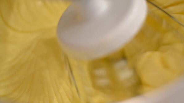 творожный кекс с изюмом и легким привкусом вишни