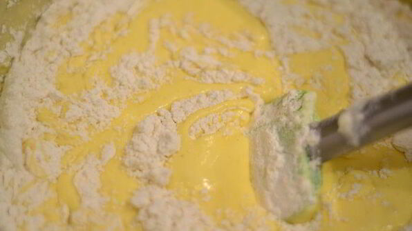 творожный кекс с изюмом и легким привкусом вишни