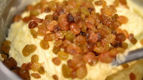 творожный кекс с изюмом и легким привкусом вишни