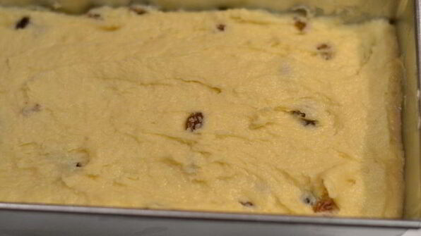 творожный кекс с изюмом и легким привкусом вишни