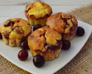 Творожные кексы с вишней