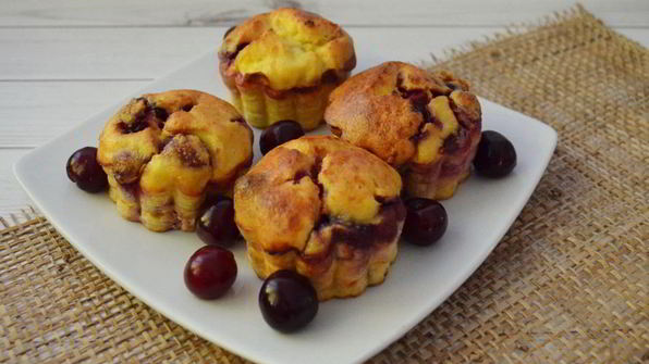 творожные кексы с вишней