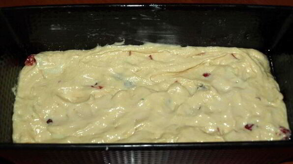 яблочный кекс с вяленой вишней