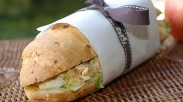 багет с тунцом и домашним майонезом