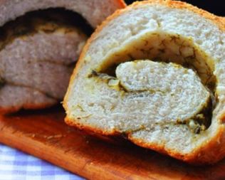 Чесночный хлеб-рулет