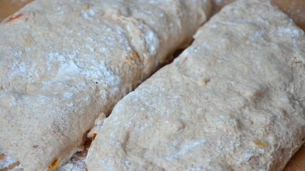 домашний хлеб с сухофруктами и фундуком