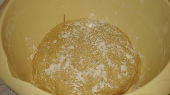 каравай круглый сладкий дрожжевой хлеб