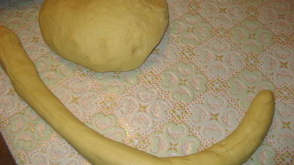 каравай круглый сладкий дрожжевой хлеб