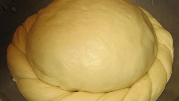 каравай круглый сладкий дрожжевой хлеб