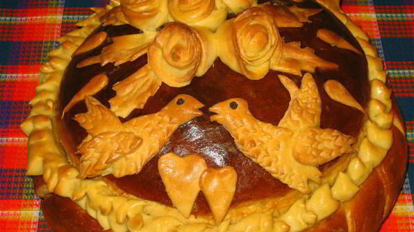 каравай круглый сладкий дрожжевой хлеб