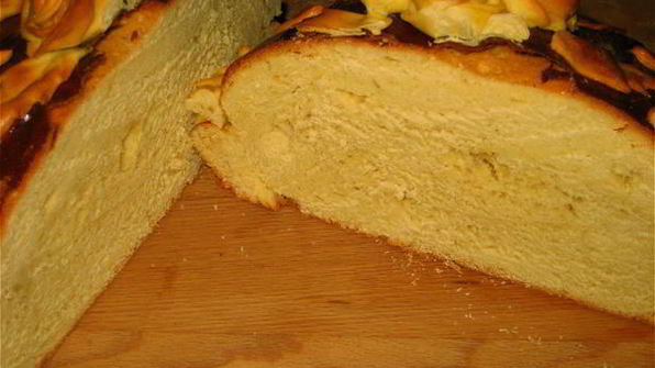 каравай круглый сладкий дрожжевой хлеб