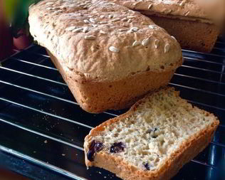 Хлеб без замеса с изюмом и семечками