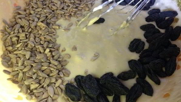 хлеб без замеса с изюмом и семечками