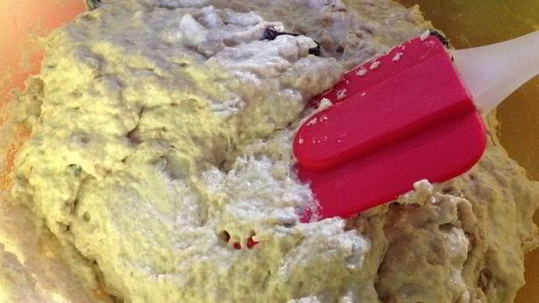 хлеб без замеса с изюмом и семечками