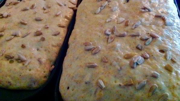 хлеб без замеса с изюмом и семечками