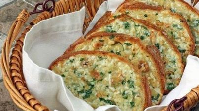 Хлеб с чесночным маслом в духовке