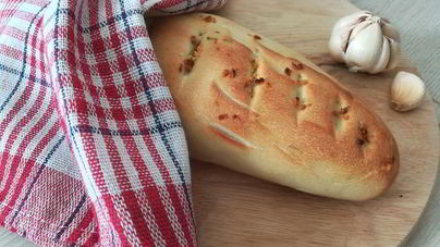 Хлеб с розмарином и чесноком