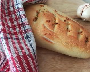 Хлеб с розмарином и чесноком