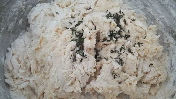 хлеб с розмарином и чесноком