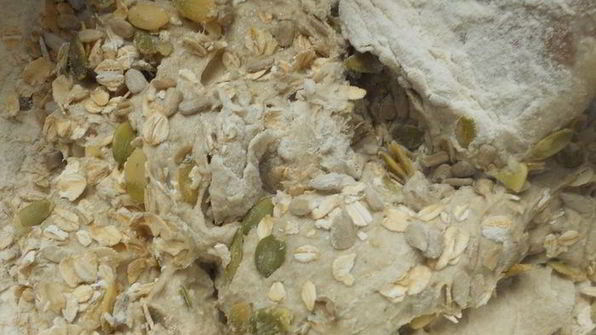 хлеб с семечками и овсяными хлопьями