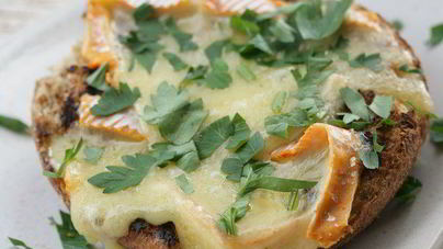 Хлеб с сыром на гриле