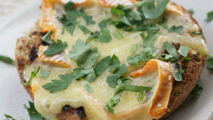 Хлеб с сыром на гриле