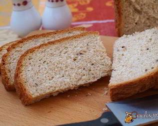 Хлеб с цельнозерновой мукой и семенами льна в хлебопечке