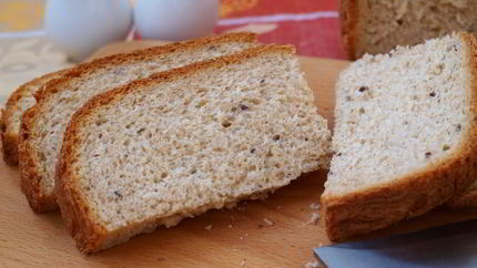 Хлеб с цельнозерновой мукой и семенами льна в хлебопечке