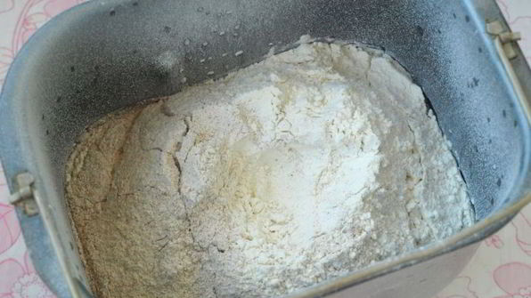 хлеб с цельнозерновой мукой и семенами льна в хлебопечке