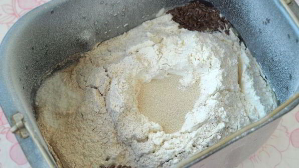 хлеб с цельнозерновой мукой и семенами льна в хлебопечке