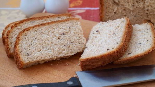 хлеб с цельнозерновой мукой и семенами льна в хлебопечке