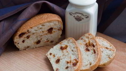 Хлеб с вялеными томатами и каперсами