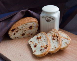 Хлеб с вялеными томатами и каперсами