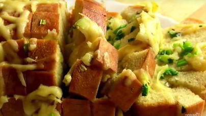 Хлеб, запеченный с сыром и чесноком
