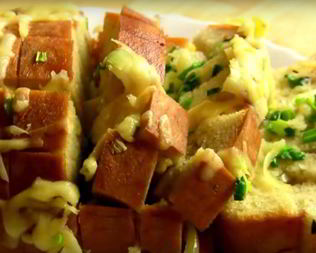 Хлеб, запеченный с сыром и чесноком