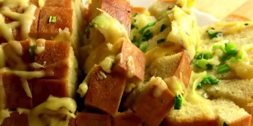 Рецепт хлеб, запеченный с сыром и чесноком