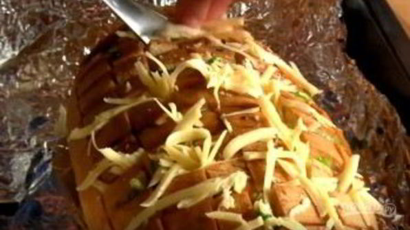 хлеб, запеченный с сыром и чесноком
