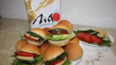 Хлебцы с отрубями для гамбургеров и сэндвичей