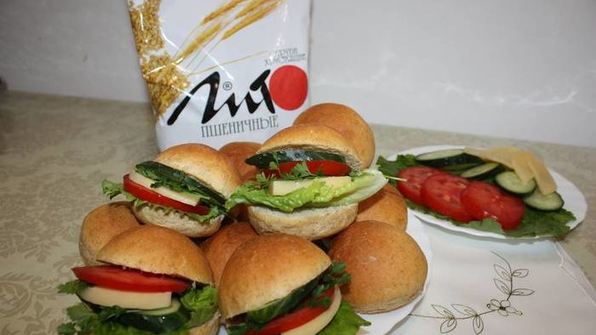 хлебцы с отрубями для гамбургеров и сэндвичей