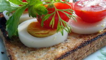 Хлебцы с томатом и яйцом