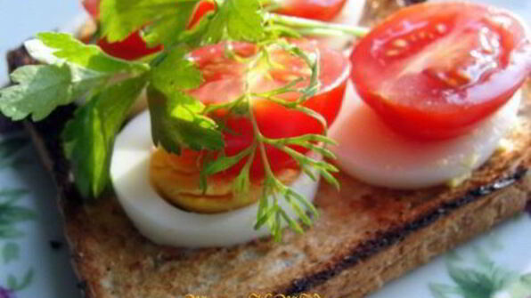 хлебцы с томатом и яйцом