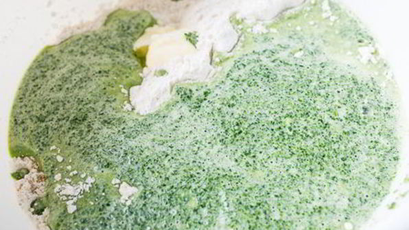 шпинатный хлеб с цельнозерновой мукой