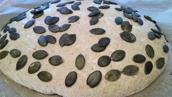 смешанный хлеб с тыквенными семечками и бальзамическим уксусом