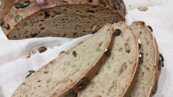 смешанный хлеб с тыквенными семечками и бальзамическим уксусом