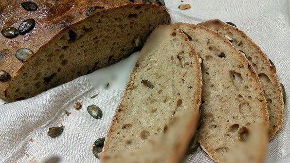 смешанный хлеб с тыквенными семечками и бальзамическим уксусом