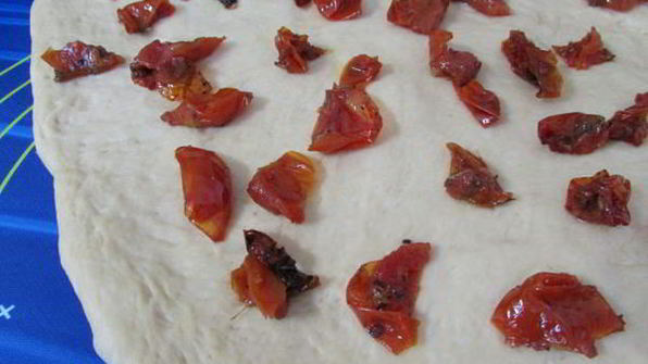 томатный хлеб с вялеными помидорами