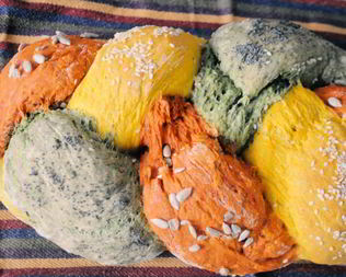 Трехцветный хлеб с натуральными красителями