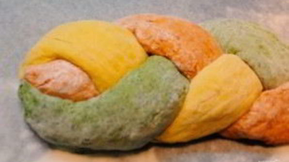 трехцветный хлеб с натуральными красителями