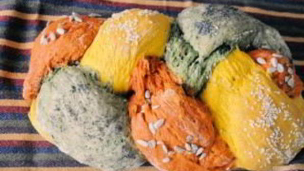 трехцветный хлеб с натуральными красителями